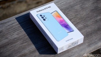 Kemasan Galaxy A73 5G juga tipis. Foto: Adi Fida Rahman/detikINET