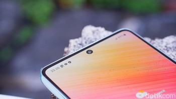 Untuk kamera depannya dipasang sensor 32 MP. Kamera tersebut diletakkan pada punch hole di sisi kiri atas. Samsung memberikan fitur Photoi Remaster dan Object Eraser untuk menghilangkan objek yang tidak diinginkan di dalam foto. Foto: Adi Fida Rahman/detikINET