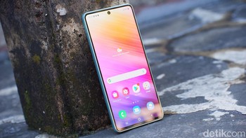 Galaxy A73 menyuguhkan layar Super AMOLED+ yang menyajikan warna yang lebih hidup, mendukung HDR10+ dan tipis. Ini berkontribusi membuat body ponsel punya ketebalan 7,6 mm. Foto: Adi Fida Rahman/detikINET