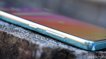 Fiturnya makin lengkap dengan keberadaan fingerprint di layar, NFC, speaker stereo dengan dukungan Dolby Atmos dan tentu saja IP67 yang artinya tahan air serta debu. Foto: Adi Fida Rahman/detikINET