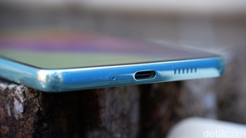 Baterai berkapasitas 5.000 mAh disematkan di dalamnya dengan dukungan pengisian cepat 25W. Ini bisa mengisi 46% hanya dalam 30 menit. Kalau 100% di antara 70-80 menit