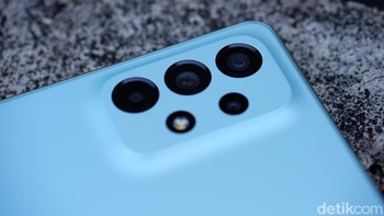 Galaxy A73 membawa kamera 108 MP yang dilengkapi OIS dan VDIS untuk kestabilan saat mengambil foto maupun video. Kamera ini dipasangkan dengan sensor depth dan macro yang masing-masing berukuran 5 MP, serta lensa ultra-wide 12 MP. Foto: Adi Fida Rahman/detikINET