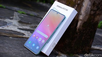 Ukuran layarnya sendiri 6,7 inch Full HD+. HP ini punya dukungan refresh rate 120Hz, touch sampling rate 240Hz, tingkat kecerahan hingga 800 nits dan terlindungi kaca Gorilla Glass 5. Foto: Adi Fida Rahman/detikINET