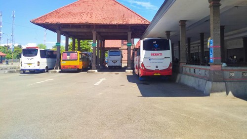 Sejumlah armada bus parkir di Terminal Gilimanuk saat menunggu penumpang, Jumat (6/5/2922)