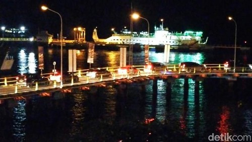 Sejumlah kendaraan pribadi saat hendak menyeberang dari Pelabuhan Ketapang, Banyuwangi menuju Pelabuhan Gilimanuk, Jembrana, Bali