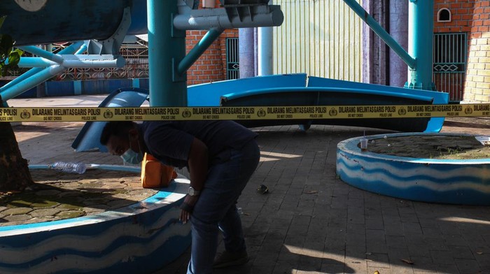 Polisi melakukan olah tempat kejadian perkara (TKP) di lokasi ambrolnya seluncuran wahana permainan air di Kenjeran Water Park, Surabaya, Jawa Timur, Sabtu (7/5/2022). Sekitar 15 pengunjung mengalami luka-luka akibat terjatuh dari seluncuran yang ambrol di ketinggian sekitar 10 meter tersebut. ANTARA FOTO/Didik Suhartono/tom.