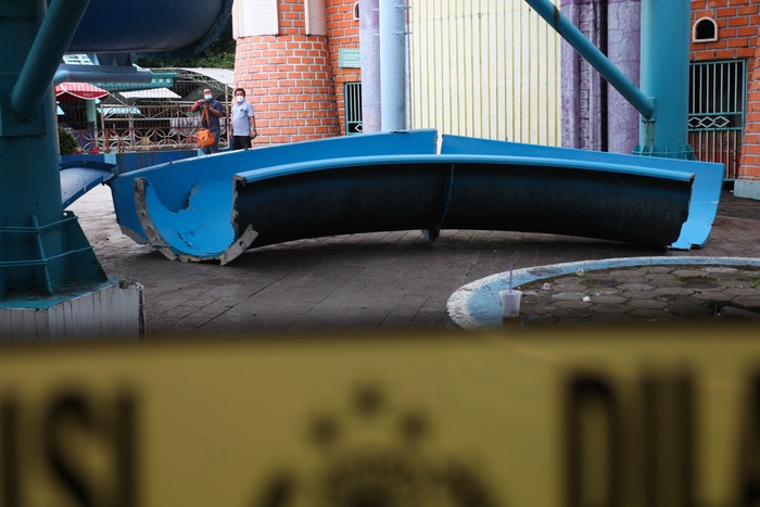 Polisi melakukan olah tempat kejadian perkara (TKP) di lokasi ambrolnya seluncuran wahana permainan air di Kenjeran Water Park, Surabaya, Jawa Timur, Sabtu (7/5/2022). Sekitar 15 pengunjung mengalami luka-luka akibat terjatuh dari seluncuran yang ambrol di ketinggian sekitar 10 meter tersebut. ANTARA FOTO/Didik Suhartono/tom.