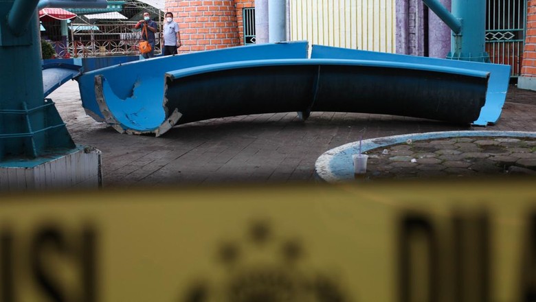 Polisi melakukan olah tempat kejadian perkara (TKP) di lokasi ambrolnya seluncuran wahana permainan air di Kenjeran Water Park, Surabaya, Jawa Timur, Sabtu (7/5/2022). Sekitar 15 pengunjung mengalami luka-luka akibat terjatuh dari seluncuran yang ambrol di ketinggian sekitar 10 meter tersebut. ANTARA FOTO/Didik Suhartono/tom.