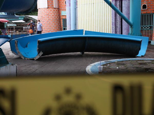 Melihat Dari Dekat TKP Perosotan Ambruk di Kenpark Surabaya