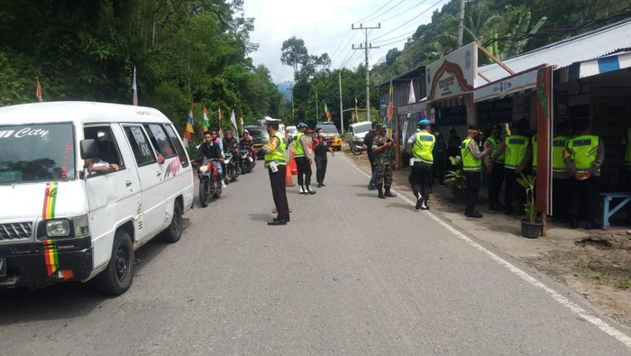 Situasi lalu lintas kendaraan di perbatasan Sumut-Sumbar