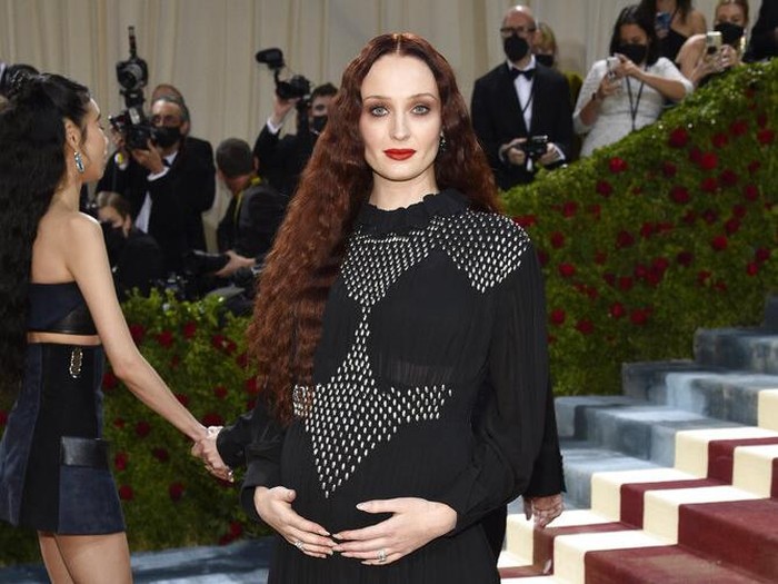 Sophie Turner dan Joe Jonas di MET Gala 2022 Joe Jonas, left, and Sophie Turner attend The Metropolitan Museum of Arts Costume Institute benefit gala celebrating the opening of the