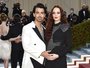 Kelahiran Anak Kedua Disebut Jadi Alasan Perceraian Joe Jonas-Sophie Turner