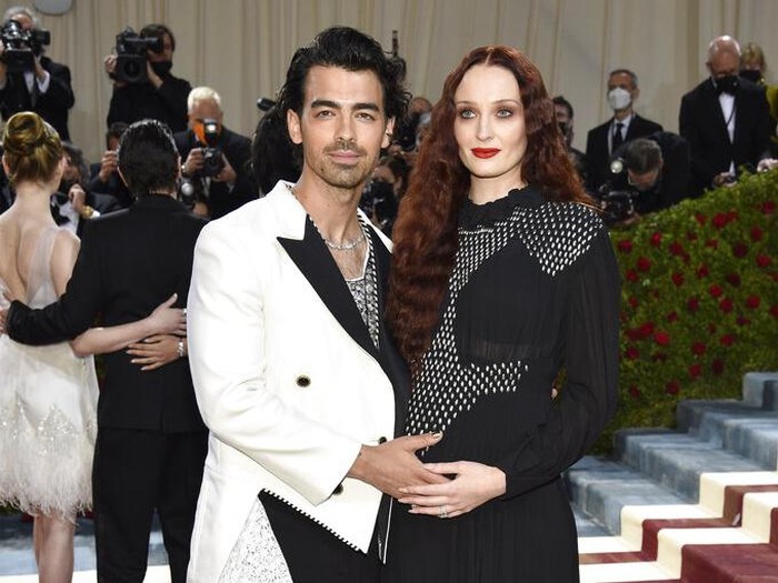 Joe Jonas, left, and Sophie Turner attend The Metropolitan Museum of Arts Costume Institute benefit gala celebrating the opening of the In America: An Anthology of Fashion exhibition on Monday, May 2, 2022, in New York. (Photo by Evan Agostini/Invision/AP)