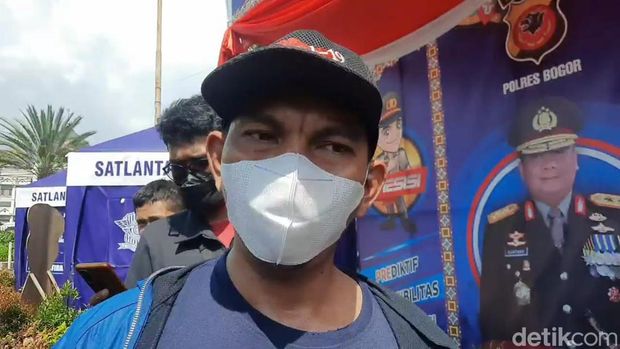 Sopir mobil Ambulans berlogo Golkar. (Rizky Adha Mahendra/detikcom)