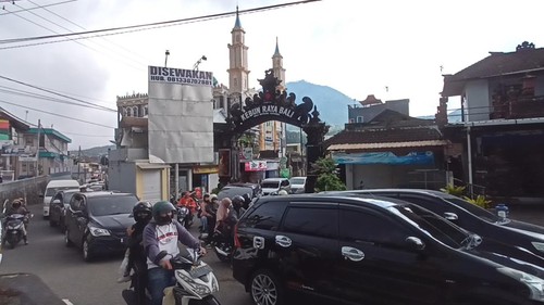 Suasana arus kendaraan di simpang Patung Jagung di Desa Candikuning, Kecamatan Baturiti, menuju tempat wisata Kebun Raya Eka Karya dan Ulun Danu Bedugul, Tabanan