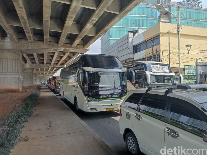 Suasana di Jl Raya Kalimalang, sejumlah bus antarkota lewat. 7 Mei 2022. (Wildan Noviansah/detikcom)