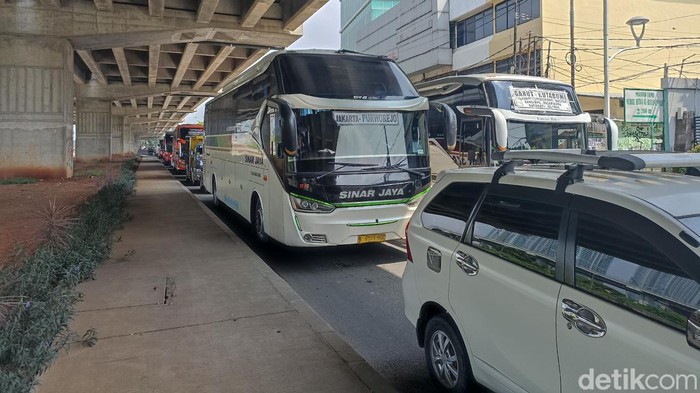 Suasana di Jl Raya Kalimalang, sejumlah bus antarkota lewat. 7 Mei 2022. (Wildan Noviansah/detikcom)