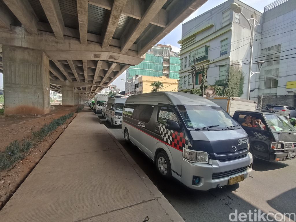 Suasana di Jl Raya Kalimalang, sejumlah bus antarkota lewat. 7 Mei 2022. (Wildan Noviansah/detikcom)