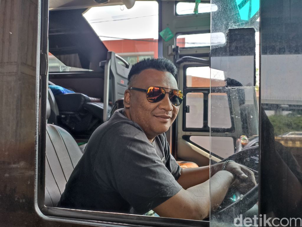 Suasana di Jl Raya Kalimalang, sejumlah bus antarkota lewat. 7 Mei 2022. (Wildan Noviansah/detikcom)