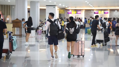 Suasana para penumpang yang akan meninggalkan Bali melalui Terminal Keberangkatan Domestik Bandara I Gusti Ngurah Rai di Tuban, Badung, Bali, Sabtu (7/5/2022)