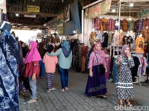Suasana Pasar Batik Setono Pekalongan Ramai Dikunjungi Pemudik