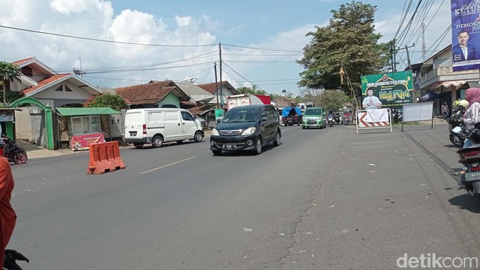 Suasana simpang empat Panyusuhan Ciawi lengang.