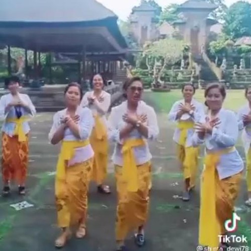 Tangkapan layar video tiktok kelompok ibu-ibu menari atau joget India di depan pelataran Pura Samuantiga yang mengundang kontroversi
