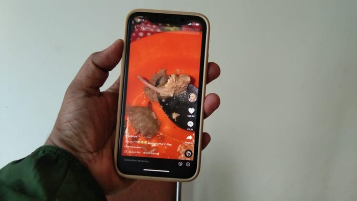 Tangkapan layar video viral bakso diduga daging tikus.