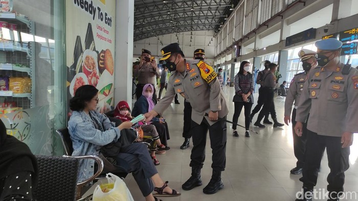 Geliat arus balik Lebaran 2022 sudah terasa di Terminal Purabaya, Kecamatan Waru, Sidoarjo. Bus malam tujuan Jakarta penuh penumpang.