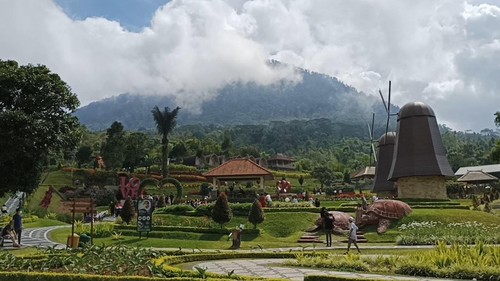Taman Belanda dengan miniatur dua kincir angin.