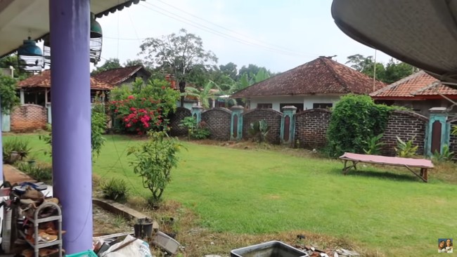 Ketika sampai di Subang, The Connell Twins menunjukkan suasana rumahnya di kampung. Ia pun memperlihatkan piala-piala yang pernah didapatkan ketika kecil. Christy dan Carly juga dengan bangga menunjukkan rumah dan lingkungan kampung mereka yang sederhana. Dalam kolom komentar, para netizen memuji sikap mereka yang humble.Foto: YouTube