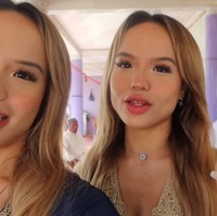 Di hari Lebaran, kembar yang menjual konten eksklusifnya di OnlyFans tersebut tampil beda dengan baju kaftan. Foto: YouTube