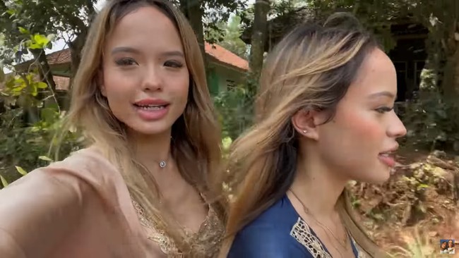 Tak disangka The Connell Twins bisa mengendari motor. Mereka pergi ke makam anggota keluarga dengan kendaraan roda doa itu selagi menikmati suasana desa.Foto: YouTube