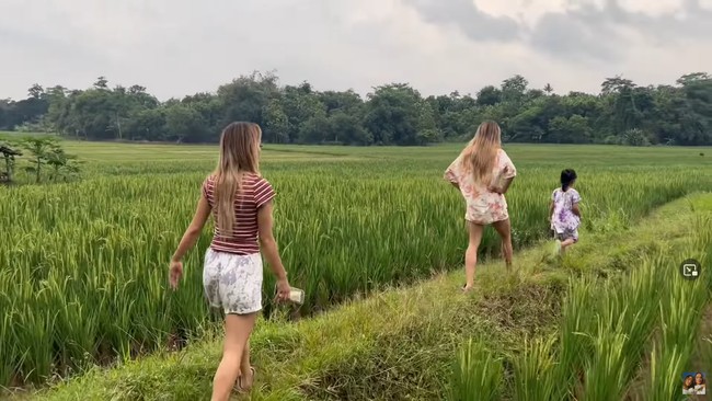 Keduanya juga menyempatkan diri untuk main ke sawah dan sungai. Mereka terlihat tak takut kotor. Foto: YouTube
