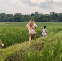 Keduanya juga menyempatkan diri untuk main ke sawah dan sungai. Mereka terlihat tak takut kotor. Foto: YouTube