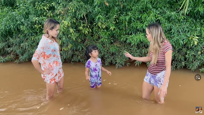 The Connell Twins tak ragu menceburkan diri ke sungai untuk mencuci kaki mereka yang kotor karena lumpur. Foto: YouTube