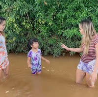 The Connell Twins tak ragu menceburkan diri ke sungai untuk mencuci kaki mereka yang kotor karena lumpur. Foto: YouTube