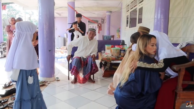 Mereka juga sungkem dengan anggota keluarga yang lebih tua. Foto: YouTube