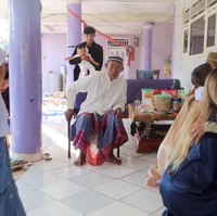 Mereka juga sungkem dengan anggota keluarga yang lebih tua. Foto: YouTube