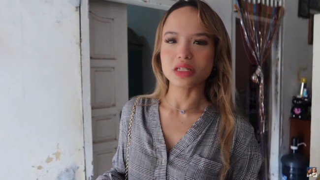 Dalam vlog-nya, Christy dan Carly pergi ke pasar untuk beli durian.  Di sana, mereka juga membelikan televisi dan kipas angin untuk keluarga di kampung.Foto: YouTube