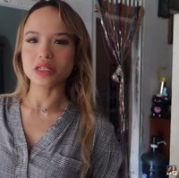 Dalam vlog-nya, Christy dan Carly pergi ke pasar untuk beli durian.  Di sana, mereka juga membelikan televisi dan kipas angin untuk keluarga di kampung.Foto: YouTube