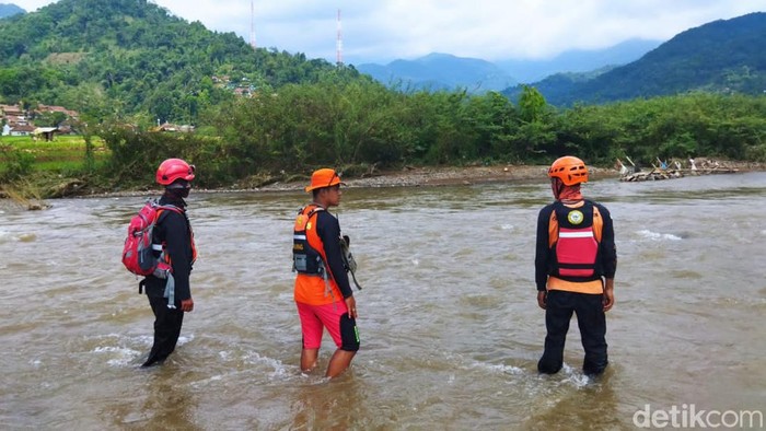 Tim SAR gabungan melakukan penyisiran sungai hingga Indramayu untuk mencari bocah yang hilang tersert banjir bandang Sumedang