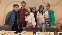 Momen Tissa Biani dan pemeran lain dari film KKN di Desa Penari kerap dibagikan. Salah satunya momen makan bersama di restoran Jepang ini. Foto: Instagram @tissabiani