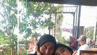 Momen kuliner Tissa Biani dengan keluarganya juga tak ketinggalan dipamerkan. Ia berpose manis dengan sang nenek saat makan mie goreng dan tempe mendoan. Foto: Instagram @tissabiani