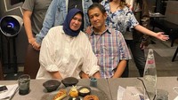 Momen makan malam lain yang dipamerkan Tissa Biani saat merayakan ulang tahun ayahnya di restoran mewah. Dul Jaelani turut hadir bersamanya. Foto: Instagram @tissabiani