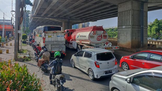 Kemacetan panjang terjadi di Jalan Kalimalang, Sabtu (7/5/2022) pagi, imbas penutupan gerbang Tol Bekasi Barat arah Cikampek. Kendaraan baik sepeda motor, mobil pribadi, hingga bus memadati Jalan Kalimalang.