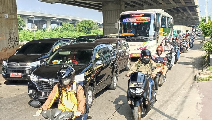 Kemacetan panjang terjadi di Jalan Kalimalang, Sabtu (7/5/2022) pagi, imbas penutupan gerbang Tol Bekasi Barat arah Cikampek. Kendaraan baik sepeda motor, mobil pribadi, hingga bus memadati Jalan Kalimalang.