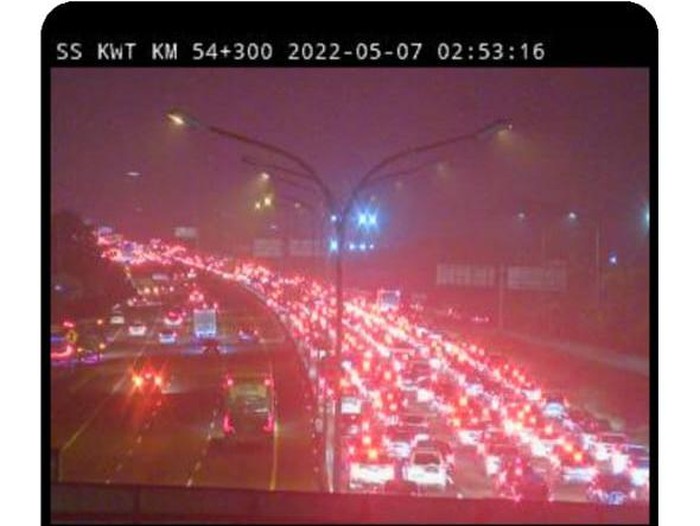 Sejumlah titik di Tol Cikampek arah Jakarta macet, Sabtu (7/5) dini hari, saat one way arus balik Lebaran 2022. Kemacetan terjadi karena meningkatnya volumen kendaraan.
