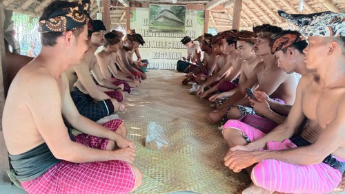 Masyarakat adat Desa Anyar Bayan rayakan lebaran adat di Bale Belek, Jumat (6/5/2022).