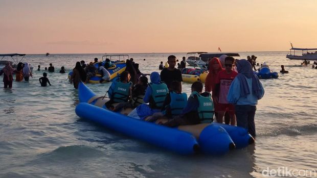 Usaha Banana Boat ikut untung seiring lonjakan pengunjung di Kawasan Wisata Tanjung Bira, Bulukumba.